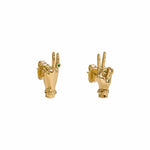 Brincos de prata 925 com banho de ouro 18k e esmeralda de mãos em sinal de paz