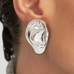 Modelo usando brinco em prata 925 de orelha esculpida