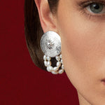 Modelo usando brinco em prata 925 de mamilo com cordões de pérolas naturais