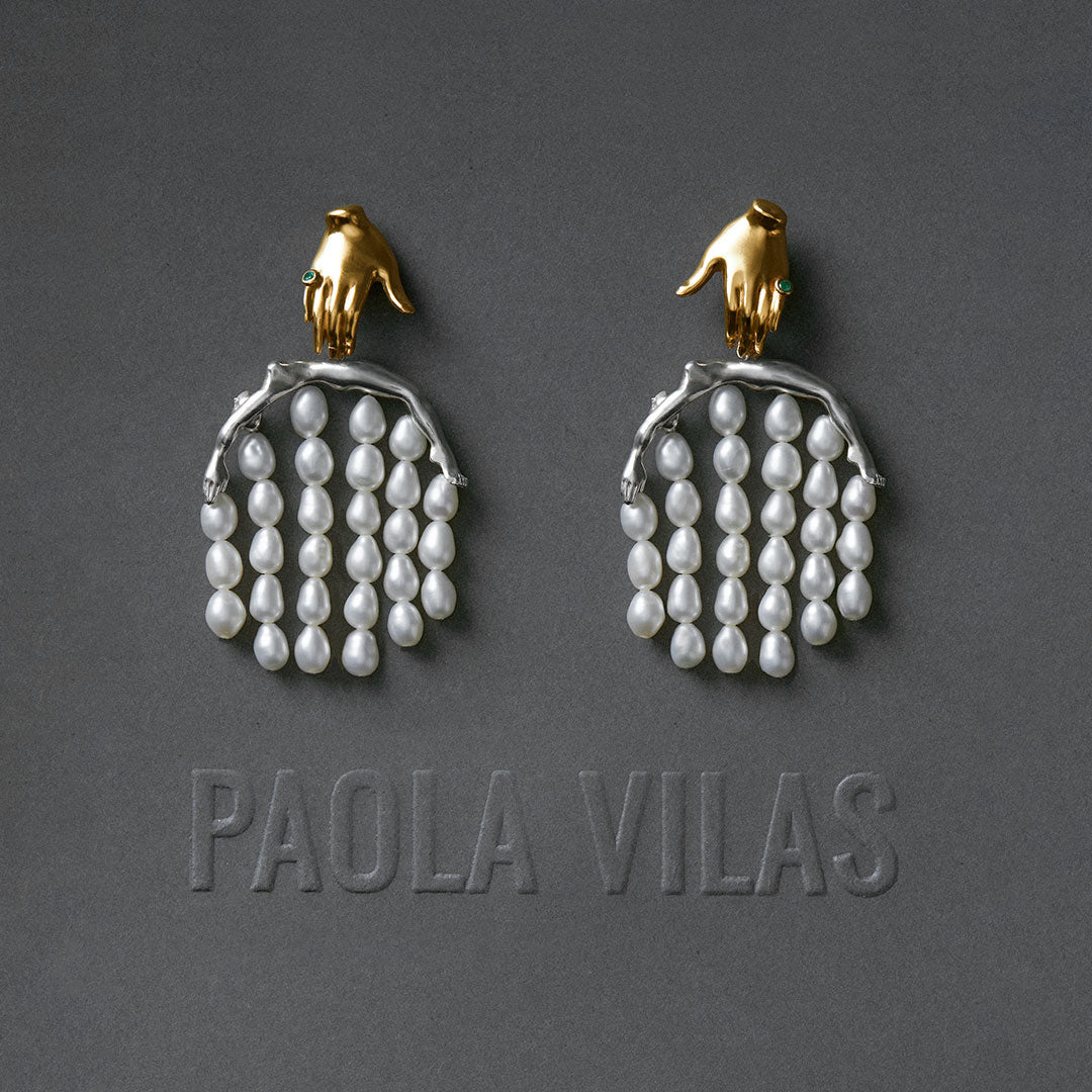 Brinco em prata 925 e banho de ouro 18k de mão e corpo feminino adornado com pérolas e esmeralda