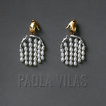 Brinco em prata 925 e banho de ouro 18k de mão e corpo feminino adornado com pérolas e esmeralda