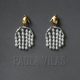 Brinco em prata 925 e banho de ouro 18k de mão e corpo feminino adornado com pérolas e esmeralda