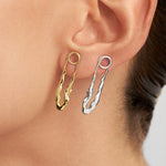 Modelo usando brincos de prata 925 com banho de ouro 18k de alfinetes com corpo feminino