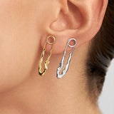 Modelo usando brincos de prata 925 com banho de ouro 18k de alfinetes com corpo feminino