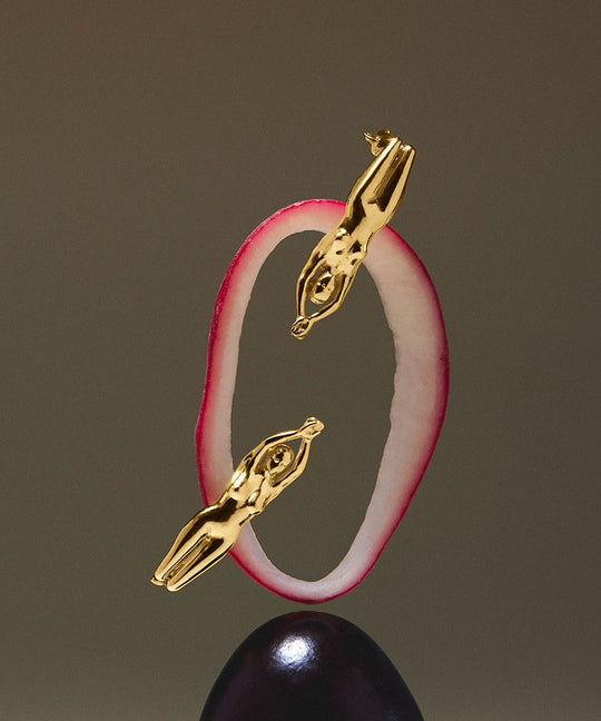 Brincos Paola Vilas de escultura de mulher em prata 925 e banho de ouro 18k