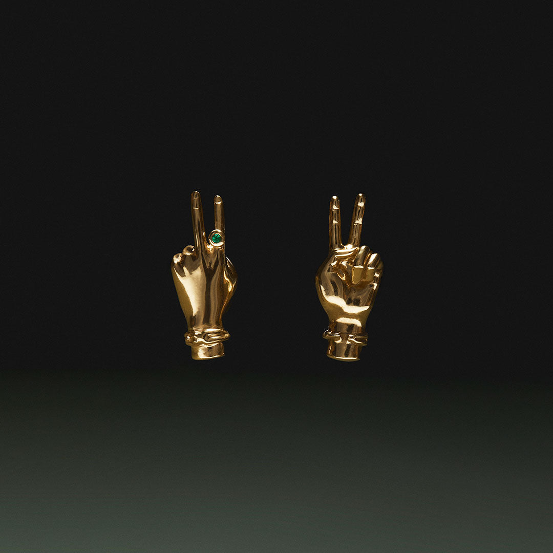 Brincos de mãos em sinal de paz em prata 925 com banho de ouro 18k e esmeralda