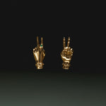 Brincos de mãos em sinal de paz em prata 925 com banho de ouro 18k e esmeralda