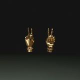 Brincos de mãos em sinal de paz em prata 925 com banho de ouro 18k e esmeralda