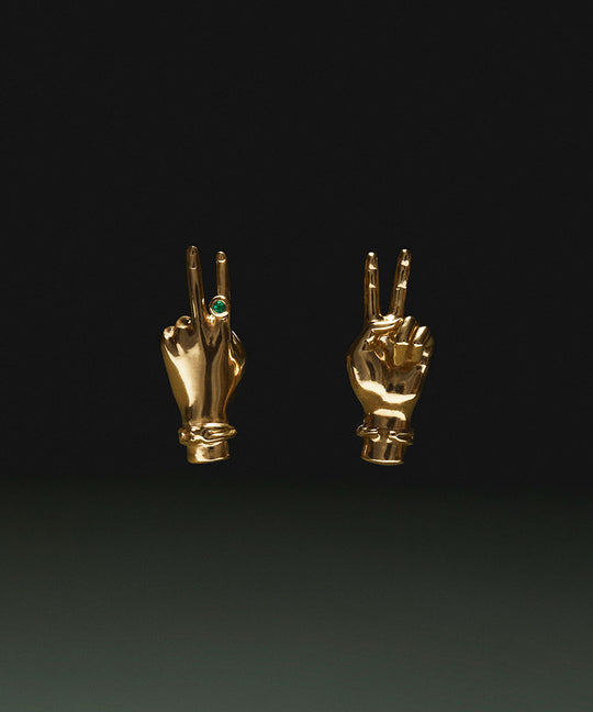 Brincos de mãos em sinal de paz em prata 925 com banho de ouro 18k e esmeralda