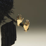 Brincos de mão em prata 925 com banho de ouro 18k e esmeraldas