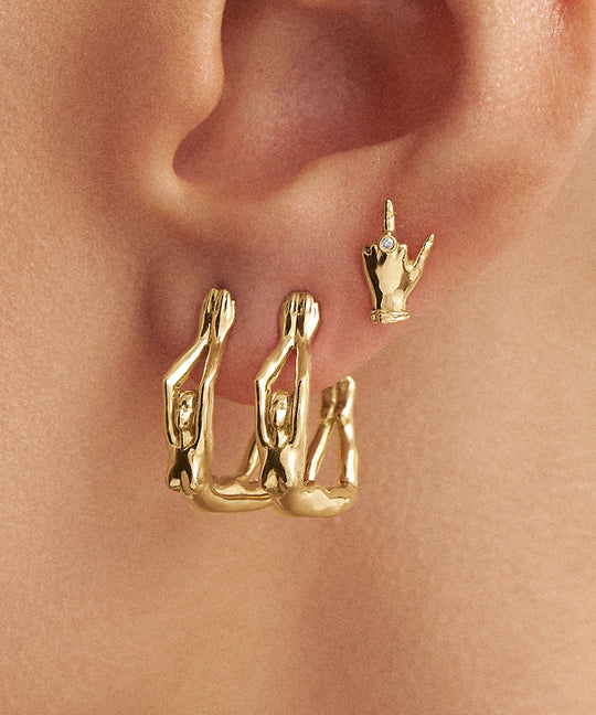 Modelo usando brincos em ouro 18k de dedo do meio adornado com diamante e corpos femininos