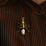 Modelo usando broche de formiga grande em prata 925 com banho de ouro 18k e pérola barroca