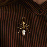 Modelo usando broche de formiga grande em prata 925 com banho de ouro 18k e pérola barroca