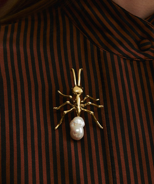 Modelo usando broche de formiga grande em prata 925 com banho de ouro 18k e pérola barroca