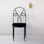 Casa com móveis surrealistas em latão