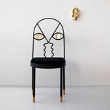 Casa com móveis surrealistas em latão