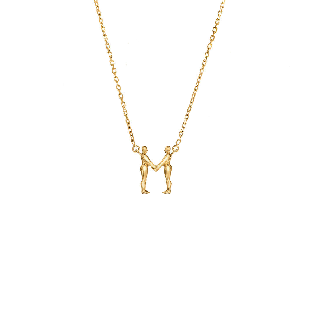 Colar Paola Vilas em ouro 18k de inicial personalizável com letra em forma de corpos femininos