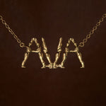 Colar em ouro 18k personalizável de nome com letras em forma de corpos femininos