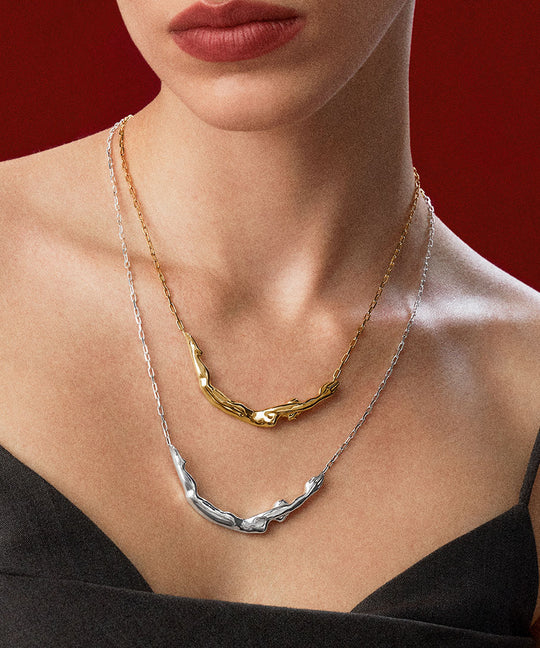 Modelo usando colares em prata 925 com banho de ouro 18k de corpos femininos