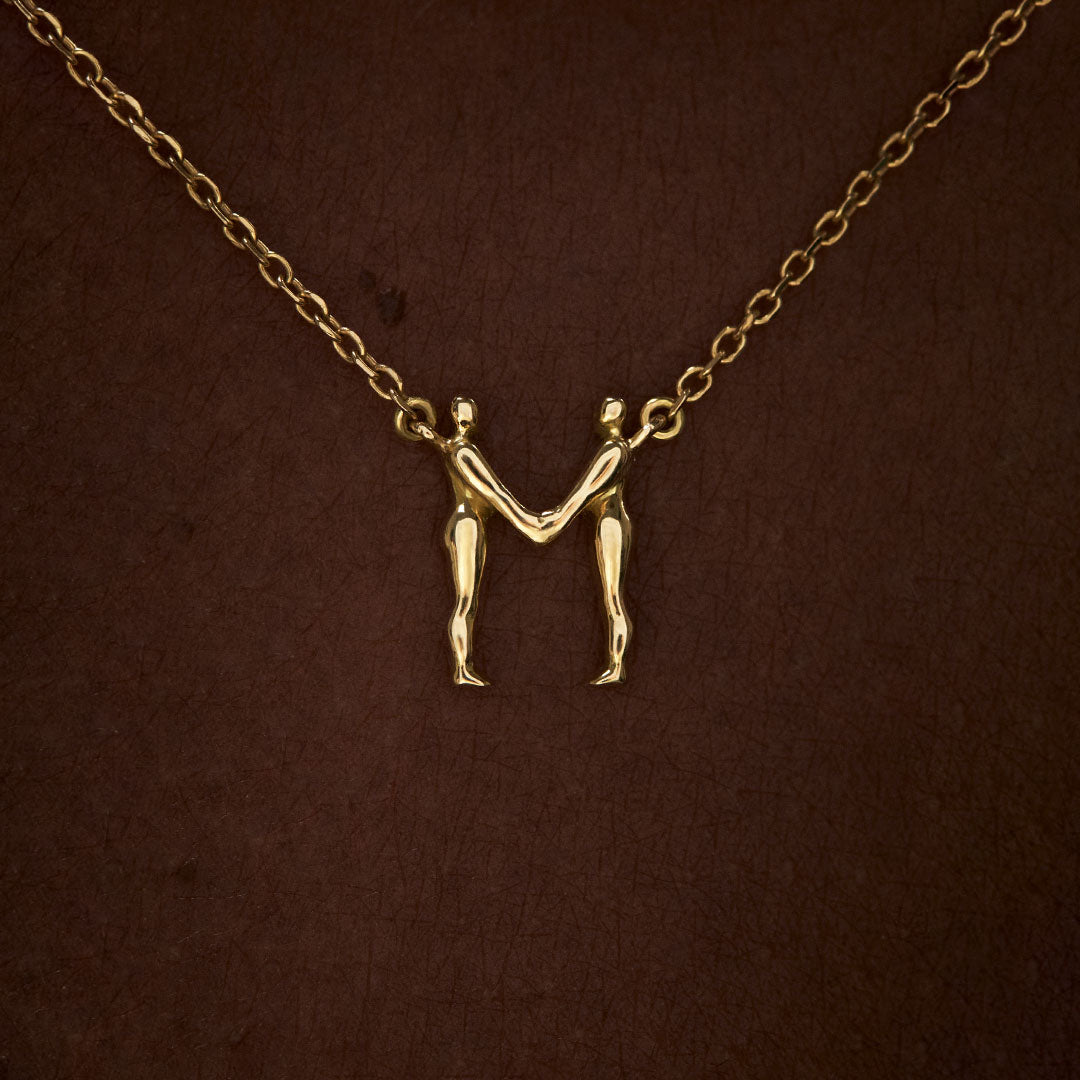 Colar em ouro 18k de letra do alfabeto em forma de corpos femininos