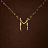 Colar em ouro 18k de letra do alfabeto em forma de corpos femininos