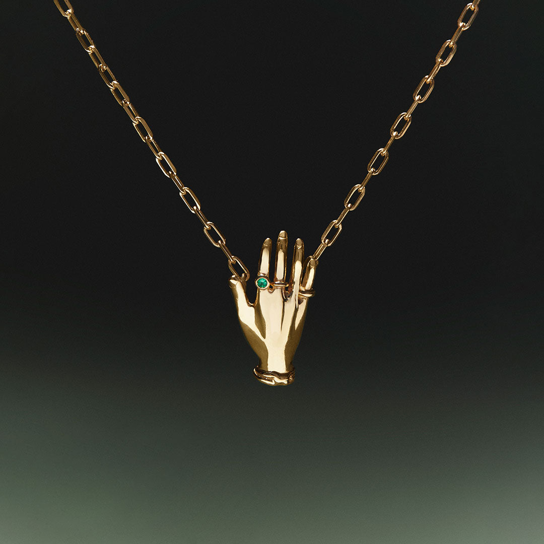 Colar em prata 925 e banho de ouro 18k de mão adornada com esmeralda
