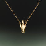 Colar em prata 925 e banho de ouro 18k de mão adornada com esmeralda