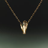 Colar em prata 925 e banho de ouro 18k de mão adornada com esmeralda