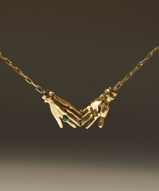 Colar de mãos dadas em prata 925 com banho de ouro 18k e esmeralda