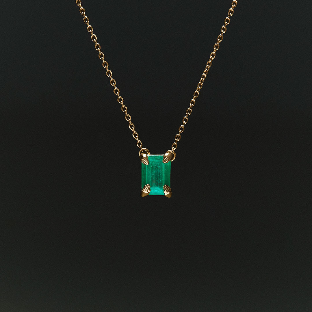 Colar em ouro 18k de esmeralda retangular e mãos esculpidas