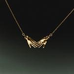 Colar em ouro 18k de mãos adornado com diamante