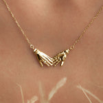 Modelo usando colar em ouro 18k de mãos adornado com diamante