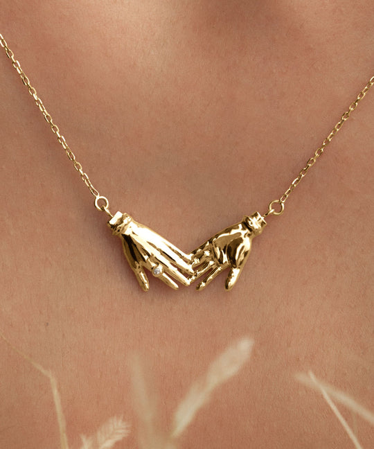 Modelo usando colar em ouro 18k de mãos adornado com diamante