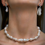 Modelo usando colar de pérolas barrocas e brincos em prata 925