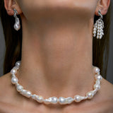 Modelo usando colar de pérolas barrocas e brincos em prata 925