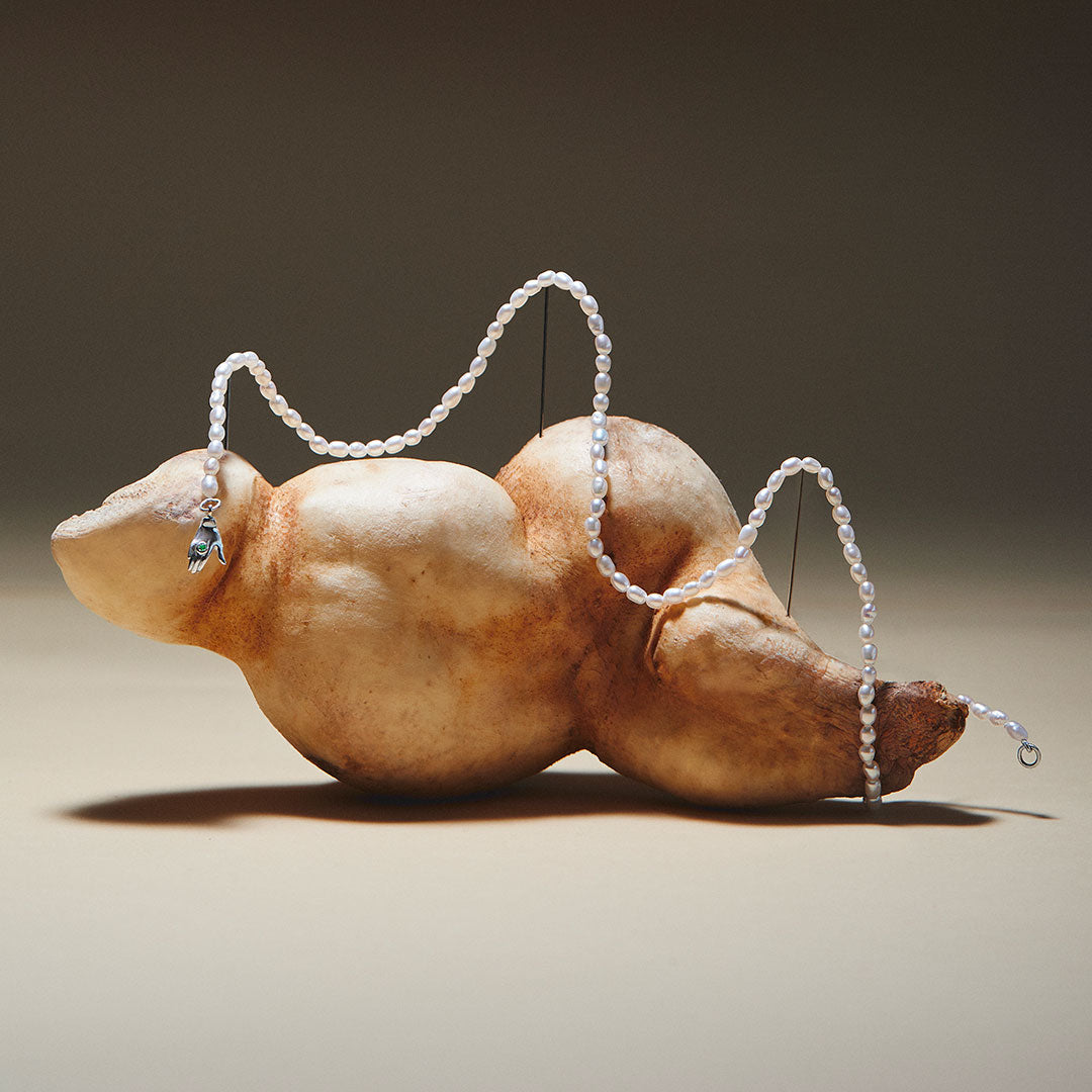 Colar de pérolas e fecho de mão escultural em prata 925 adornado com esmeralda