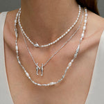 Modelo usando colares em prata 925 adornado com pérolas e esmeraldas