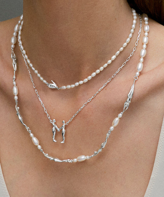 Modelo usando colares em prata 925 adornado com pérolas e esmeraldas