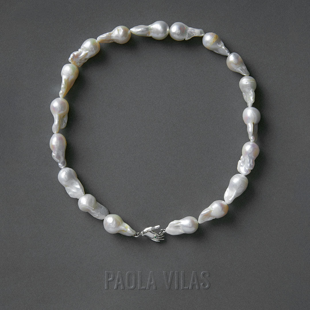 Colar de pérolas barrocas com detalhe de mão em prata 925 adornada com esmeralda