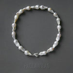 Colar de pérolas barrocas com detalhe de mão em prata 925 adornada com esmeralda