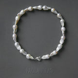 Colar de pérolas barrocas com detalhe de mão em prata 925 adornada com esmeralda