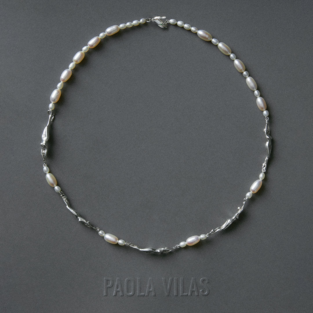 Colar de corpos femininos em prata 925 e pérolas com fecho de mão adornado com esmeralda