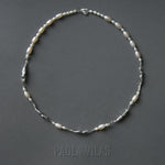 Colar de corpos femininos em prata 925 e pérolas com fecho de mão adornado com esmeralda