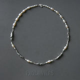 Colar de corpos femininos em prata 925 e pérolas com fecho de mão adornado com esmeralda