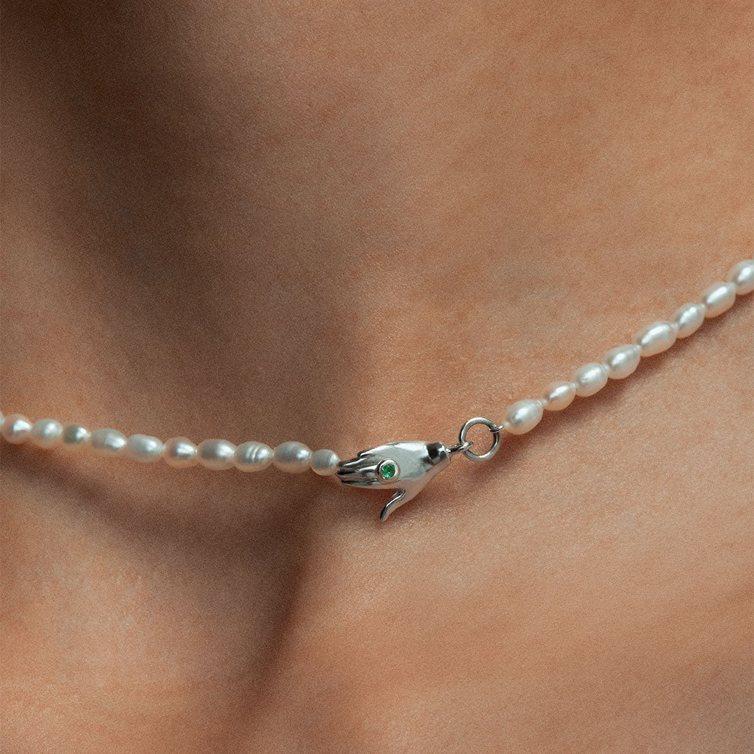 Modelo usando colar Paola Vilas em prata 925 com esmeralda e pérolas