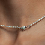 Modelo usando colar Paola Vilas em prata 925 com esmeralda e pérolas