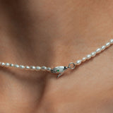 Modelo usando colar Paola Vilas em prata 925 com esmeralda e pérolas