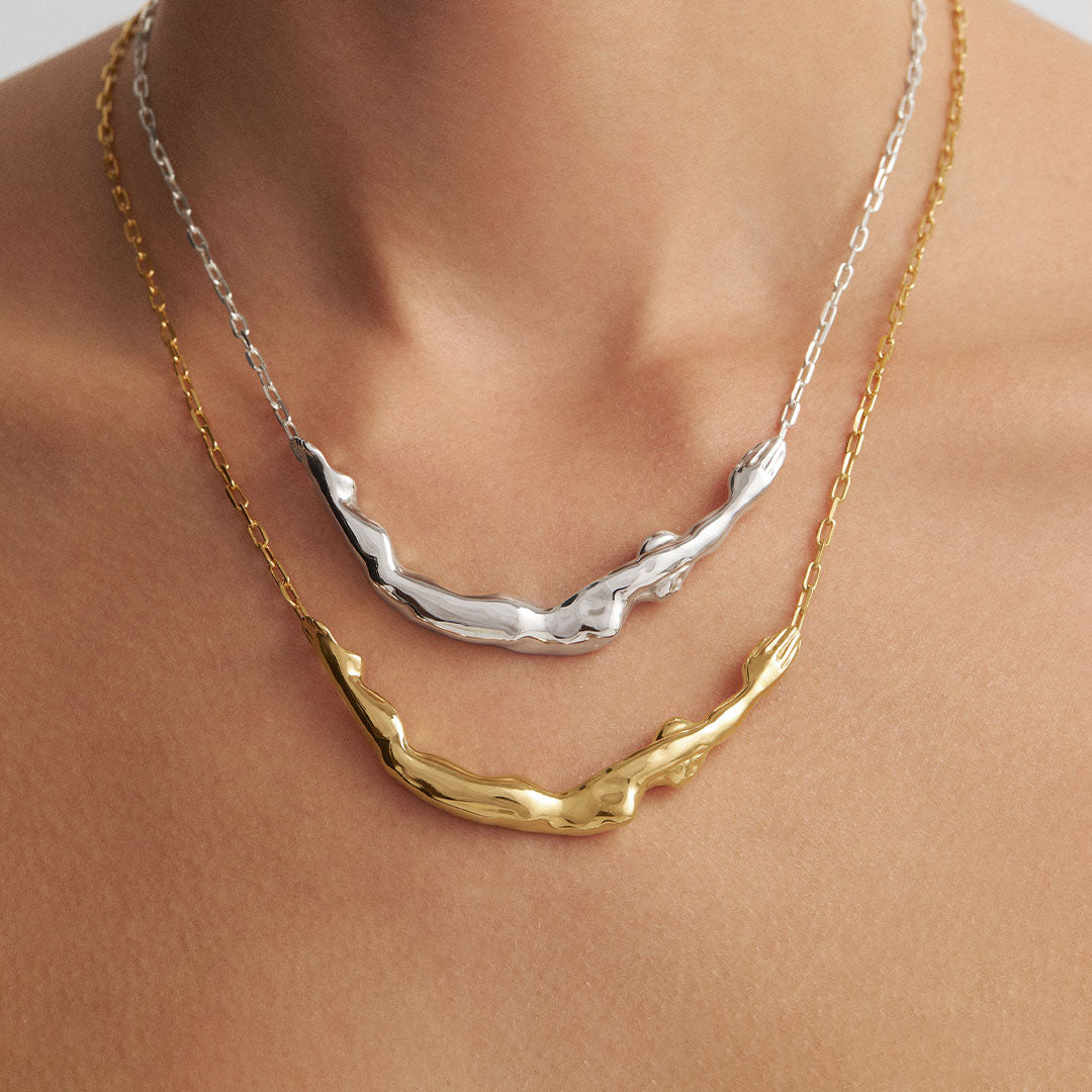 Modelo usando colares de corpo feminino em prata 925 com banho de ouro 18k