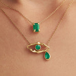 Modelo usando colares em ouro 18k com esmeraldas