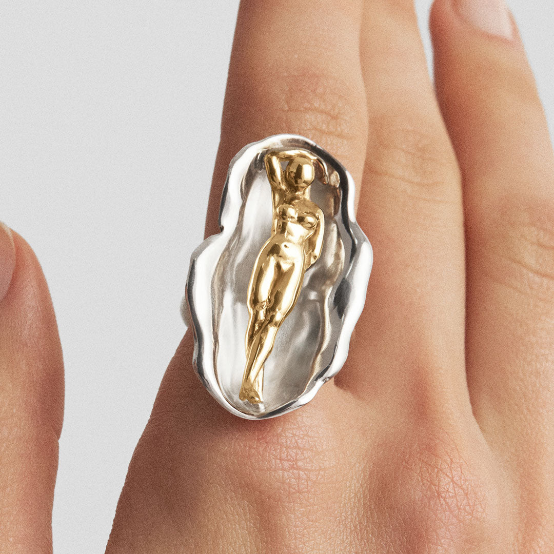 Modelo usando anel em prata 925 e banho de ouro 18k de vênus em uma concha